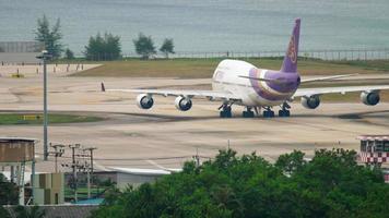 phuket, tailandia, 28 de noviembre de 2017 - thai airways boeing 747 hs tgy rodando después de aterrizar en el aeropuerto internacional de phuket video