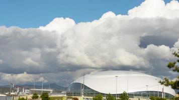 sotsji, Russisch federatie november 17, 2020 - visie van de bolsjoi ijs koepel in de olympisch sotsji. timelapse regen wolken over- de stad video