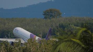 phuket, tailândia, 17 de novembro de 2019 - airbus a330 decola e retrai o trem de pouso do aeroporto internacional de phuket video