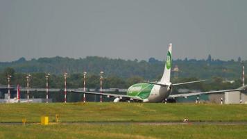 dusseldorf, alemania 22 de julio de 2017 - avión de germania airlines rodando a la terminal. aeropuerto de dusseldorf en un día soleado de verano. tráfico de aviones en el aeropuerto internacional de dusseldorf video