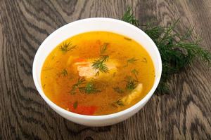 plato de sopa de salmón vista foto