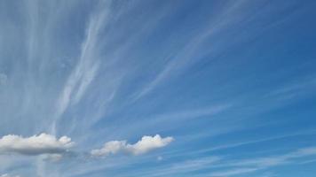 timelapse de nubes flotando en el cielo azul. Los cúmulos cirros cambian de forma. majestuoso cielo asombroso. capas de espacio en la nube video