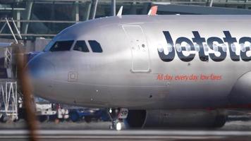 phuket, tailândia, 3 de dezembro de 2016 - jetstar airbus 320 9v jsp virando para a pista antes da partida no aeroporto de phuket. tempo chuvoso video