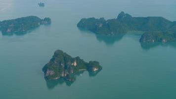 vista aerea sul gruppo di isole nel mare delle Andamane vicino a phuket, parte meridionale della tailandia, vista dall'aereo discendente video