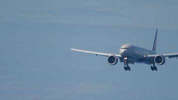 phuket, tailândia, 27 de novembro de 2019 - aeroflot boeing 777 vp bha chamado a.skriabin se aproximando antes de pousar no aeroporto de phuket. praia de mai khao video