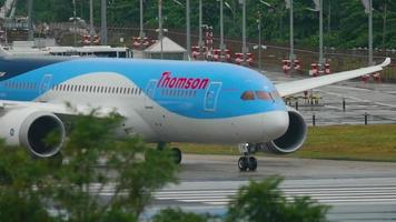 Phuket, Tailandia 3 de diciembre de 2016 - thomson boeing 787 dreamliner g tuif gire la pista antes de la salida en el aeropuerto de phuket. clima lluvioso video