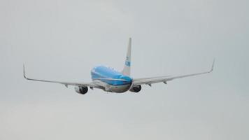 amsterdam, de nederländerna juli 24, 2017 - boeing 737 av klm avresa, flyga bort på schiphol flygplats, amsterdam. turism och resa begrepp video