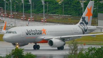phuket, tailandia 3 de diciembre de 2016 - jetstar airbus 320 9v jsp gire la pista antes de la salida en el aeropuerto de phuket. clima lluvioso video