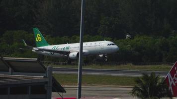 phuket, tailândia 1 de dezembro de 2018 - spring airlines airbus a320 b 8580 se aproximando antes do pouso, aeroporto internacional de phuket video