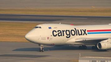 hong kong 7 de novembro de 2019 - cargalux boeing 747 lx icl taxiando após o pouso. aeroporto internacional chek lap kok, hong kong,. video