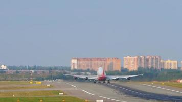 moscú, federación rusa 12 de septiembre de 2020 - rossiya airlines boeing 747 ei xli despegando del aeropuerto internacional de sheremetyevo. video