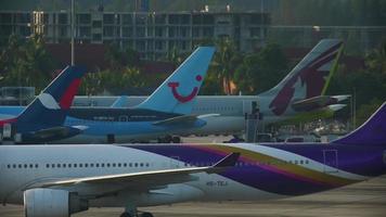 phuket, Thailand november 29, 2016 - Thais luchtwegen luchtbus a330 hs tej wezen gesleept van de parkeren voordat vertrek, phuket Internationale luchthaven video