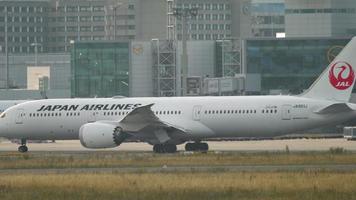 frankfurt am main, alemania 19 de julio de 2017 - Japan airlines boeing 787 rodando a la pista. gran dreamliner moderno en el aeropuerto de frankfurt video