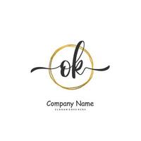 ok ok letra inicial y diseño de logotipo de firma con círculo. hermoso diseño de logotipo escrito a mano para moda, equipo, boda, logotipo de lujo. vector