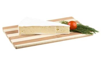 queso camembert en blanco foto