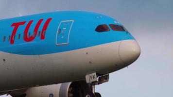 AMSTERDAM, THE NETHERLANDS JULY 25, 2017 - TUI Fly Boeing 787 Dreamliner PH TFK approaching before landing at runway 06 Kaagbaan at sunrise. Shiphol Airport, Amsterdam, Holland video