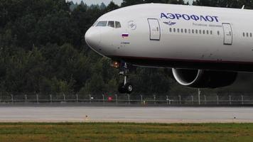 moscou, federação russa 29 de julho de 2021 - passageiros boeing 777 aeroflot pousando no aeroporto internacional de sheremetyevo moscou. close-up, o avião no momento de tocar a pista video