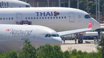 phuket, tailandia 27 de noviembre de 2019 - nordwind airbus a330 vp bub rodando después de aterrizar en el aeropuerto de phuket. playa mai khao video