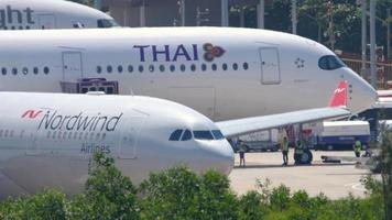 phuket, thailand 27 november 2019 - nordwind airbus a330 vp bub taxar efter landning på phukets flygplats. mai khao stranden video