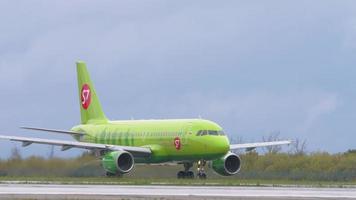 novosibirsk, federación rusa 14 de junio de 2019 - s7 airlines airbus a319 vp bhg rodando después del aterrizaje. aeropuerto internacional tolmachevo video
