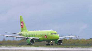 novosibirsk, federação russa 14 de junho de 2019 - s7 airlines airbus a319 vp bhg taxiando após o pouso. aeroporto internacional de tolmachevo video