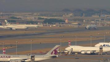 hong kong 10 de noviembre de 2019 - cathay pacific boeing 777 b kpe comenzando a correr para despegar de hong kong video