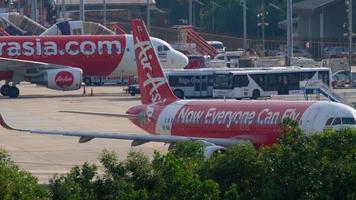 phuket, tailândia, 14 de novembro de 2019 - airbus a320, hs bbl of airasia taxi para a pista de partida do aeroporto de phuket video