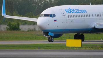 novosibirsk, federación rusa 15 de julio de 2022 - boeing 737, ra 73229 de pobeda airlines rodando en el aeropuerto de tolmachevo. avión de bajo coste en la calle de rodaje. concepto de turismo y viajes