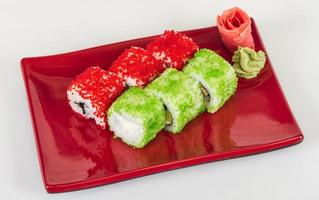 Tobiko Spicy Maki Sushi - rollo caliente con varios tipos de huevas de pez volador por fuera y salmón por dentro foto