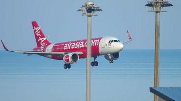 Phuket, Tailandia 1 de diciembre de 2018 - airasia airbus 320 9m agb acercándose antes de aterrizar, aeropuerto internacional de phuket video