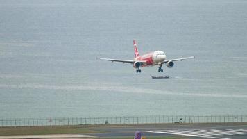 phuket, tailandia 28 de noviembre de 2017 - airasia airbus a320 acercándose antes de aterrizar en el aeropuerto internacional de phuket video