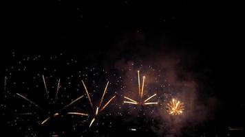 Buntes Feuerwerk, das am Nachthimmel explodiert. Feiern und Veranstaltungen in leuchtenden Farben video