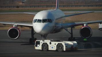 nowosibirsk, russland 3. mai 2019 - königlicher flug boeing 757 schleppt sich nach der landung. Flughafen Tolmachevo, Nowosibirsk, Russland. video