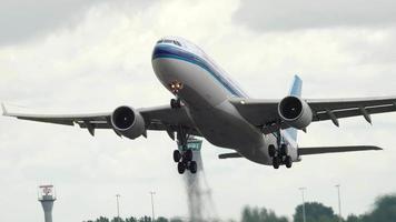 amsterdam, de nederländerna juli 26, 2017 - Kina sydlig flygbolag flygbuss a330 tar av från schiphol internationell flygplats. video