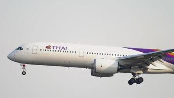 frankfurt am main, alemania 18 de julio de 2017 - thai airways airbus a350 hs el acercamiento antes de aterrizar. fraport, frankfurt, alemania video