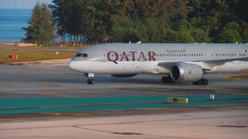 phuket, Tailandia 22 novembre 2018 - qatar airways boeing 787 dreamliner a7 bcg in rullaggio dopo l'atterraggio all'aeroporto internazionale di phuket, la mattina presto video