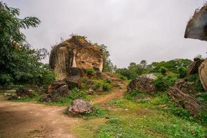 los leones de piedra en ruinas en la orilla del río irrawaddy dañados por el terremoto de 1838, mingun, región de sagaing, myanmar foto