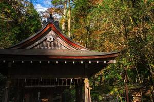 santuario kibune okumiya en el monte kurama en otoño, prefectura de kyoto, kansai, japón foto