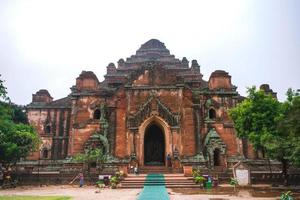 bagan, región de mandalay, myanmar - 9 de enero de 2019 - escena del templo dhammayangyi, el templo budista más grande y ancho de bagan foto