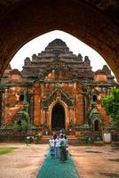 bagan, región de mandalay, myanmar - 9 de enero de 2019 - escena del templo dhammayangyi, el templo budista más grande y ancho de bagan foto