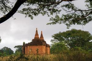 pagodas antiguas en bagan antiguo, una ciudad antigua ubicada en la región de mandalay de myanmar foto