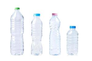 Botella de agua de plástico para beber aislado sobre fondo blanco. foto