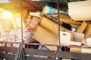 botellas de plástico y papel de cartón en la estación de reciclaje de basura de cerca foto