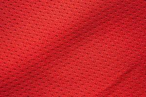 textura de camiseta de fútbol de tela de ropa deportiva roja de cerca foto