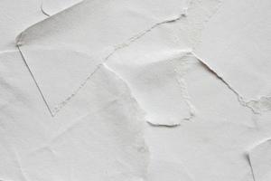 fondo de textura de cartel de papel dañado rasgado blanco en blanco foto