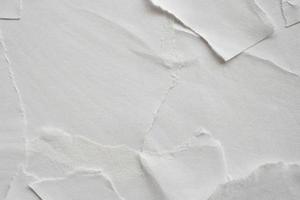 fondo de textura de cartel de papel dañado rasgado blanco en blanco foto