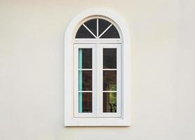 marco de ventana de casa vintage sobre fondo de pared blanca foto