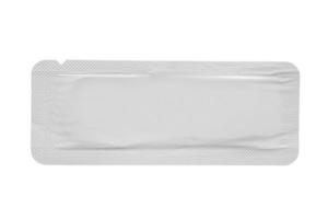 Envase de bolsita blanca en blanco para alimentos, cosméticos y medicamentos aislados en fondo blanco foto
