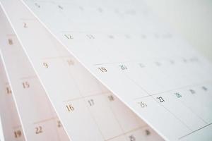 página del calendario hoja de volteo primer plano fondo borroso horario de negocios planificación cita reunión concepto foto