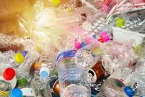 botellas de plástico en la estación de basura de reciclaje foto
